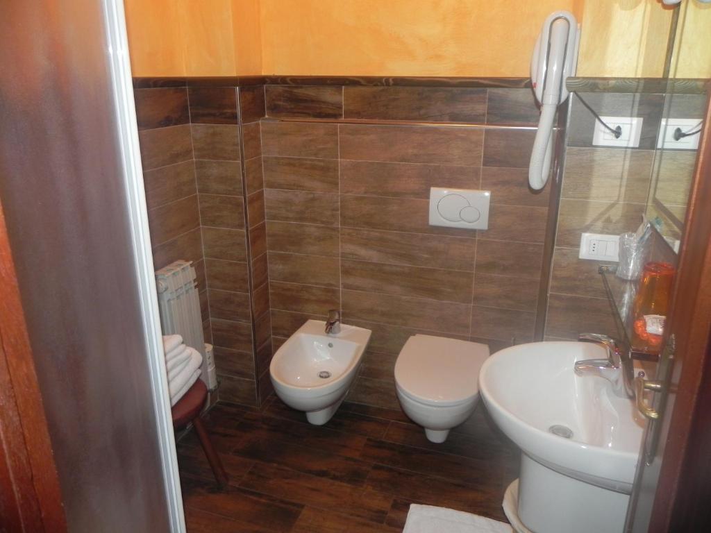 Hotel Trois Etoiles Entracque Rum bild